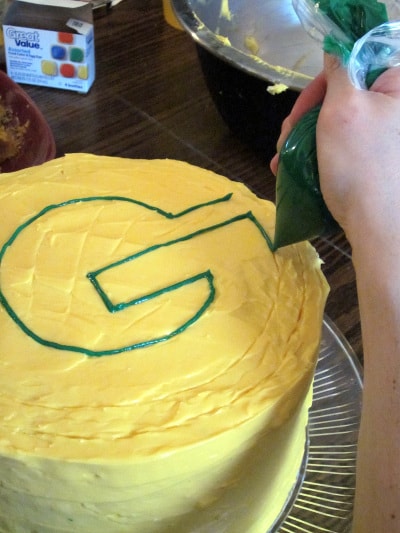 这个绿色和金绿湾包装蛋糕蛋糕是一个显示停止层蛋糕，肯定会成为你下一个足球派对的明星！| www.CuriousCuisiniere.com
