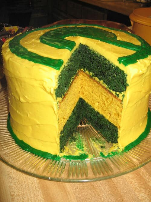 这个绿色和金绿湾包装蛋糕蛋糕是一个显示停止层蛋糕，肯定会成为你下一个足球派对的明星！| www.CuriousCuisiniere.com