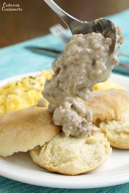 没有什么能像醒来的南方风格的酪蛋白饼干和香肠肉汁早餐一样令人欣慰。|m.jamahire.com.