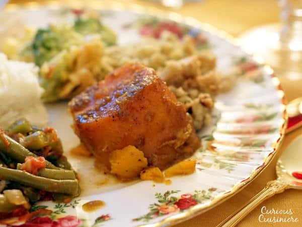 这道微甜、香料和橘子味的蜜饯山药是你节日餐桌上传统红薯砂锅的绝佳选择。| m.jamahire.com