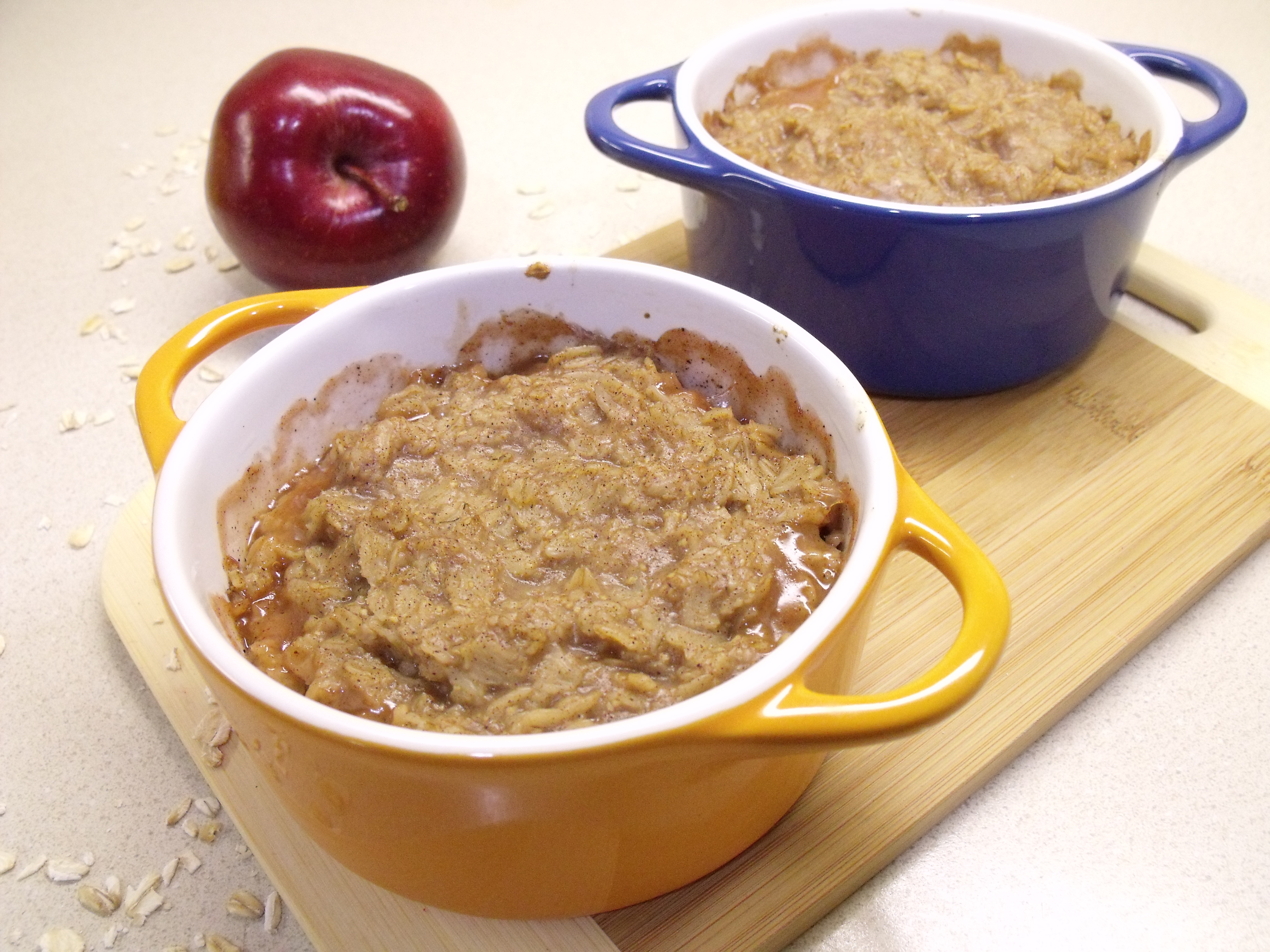 你可能觉得自己吃苹果派，但别担心，这真的只是一个健康的烤燕麦粥！这个苹果馅饼燕麦片一定是一个秋天的最爱！|m.jamahire.com.