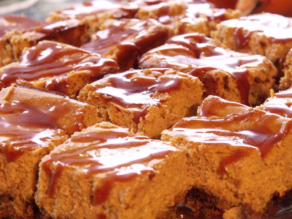 Pumpkin Cheesecake Bars | Curious Cuisiniere 通过将南瓜派转变为颓废的南瓜芝士蛋糕棒,为经典的秋季甜点食谱带来新的维度。| www.CuriousCuisiniere.com