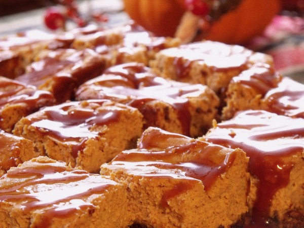 Pumpkin Cheesecake Bars | Curious Cuisiniere 通过将南瓜派转变为颓废的南瓜芝士蛋糕棒,为经典的秋季甜点食谱带来新的维度。| www.CuriousCuisiniere.com