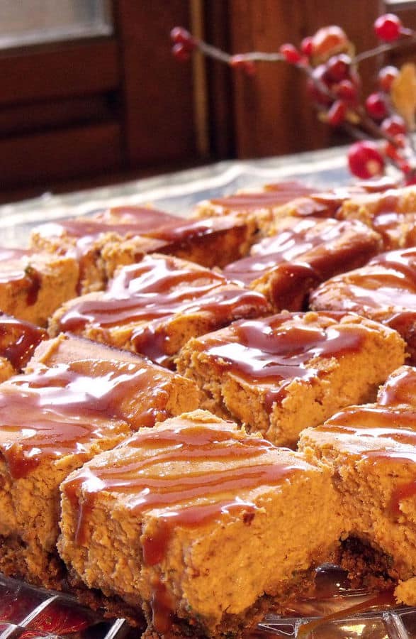 通过将南瓜派转变为颓废的南瓜芝士蛋糕棒,为经典的秋季甜点食谱带来新的维度。| www.CuriousCuisiniere.com