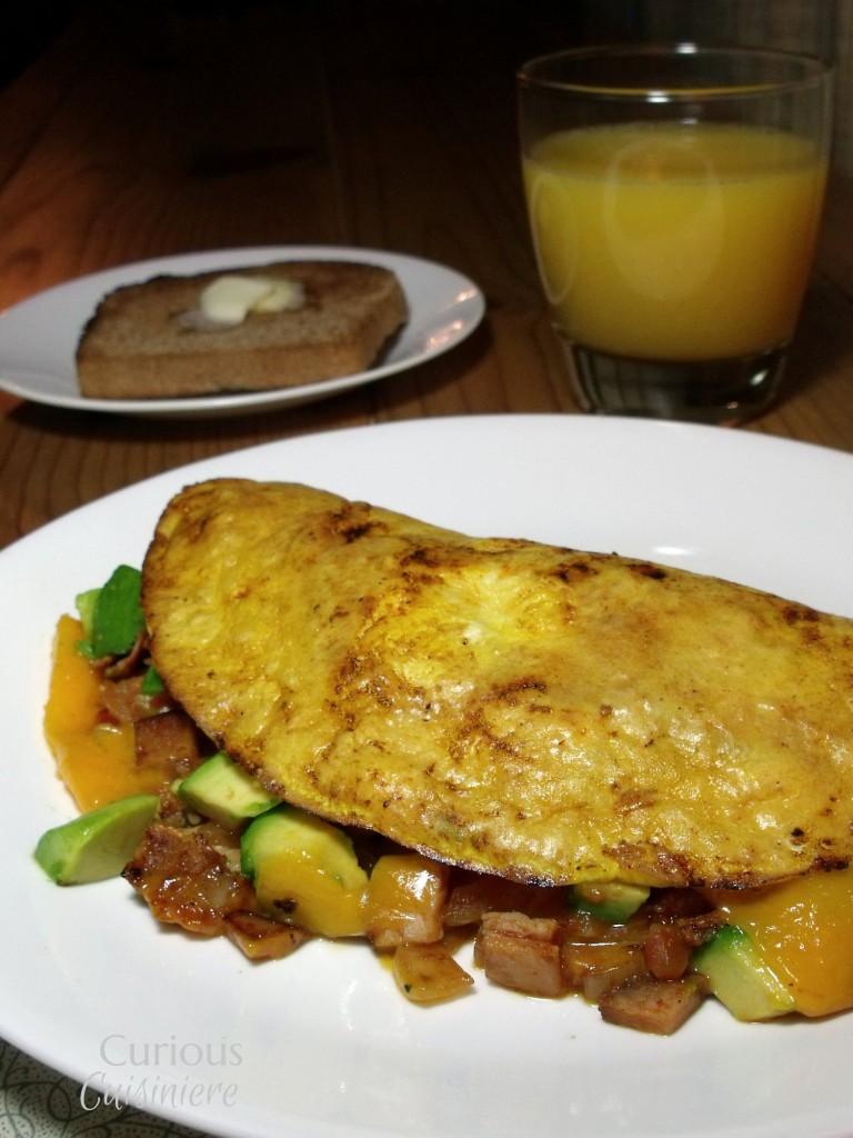 培根、土耳其、鳄梨……吃早餐。这张火鸡俱乐部煎蛋卷的食谱是一份能让你一整天都保持活力的早餐。而且，这是一个完美的方式来使用剩余的节日火鸡!-火鸡俱乐部-好奇的烹饪