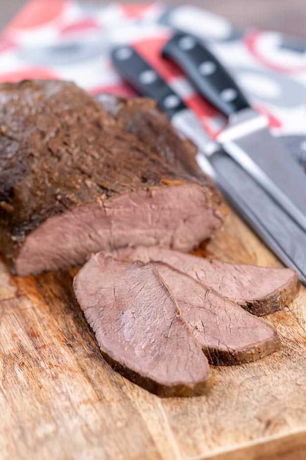 嫩和多汁的啤酒炖鹿肉烤肉
