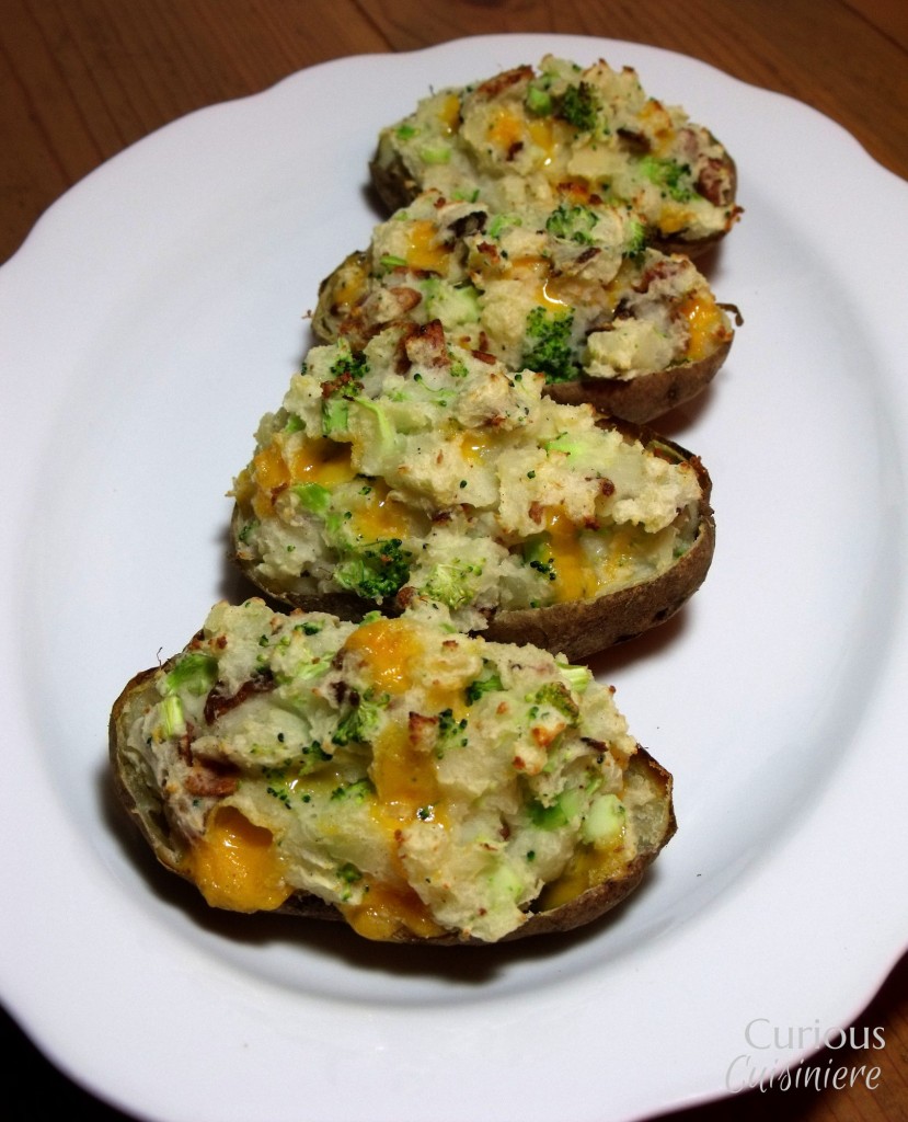 两次烤土豆配西兰花切达干酪和培根通过好奇的烹饪