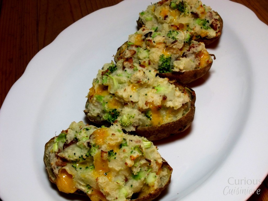 两次烤土豆配西兰花切达干酪和培根通过好奇的烹饪