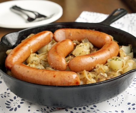 波兰香肠和德国泡菜真是天造地设的一对。加一些土豆和洋葱，你就吃饱了!| www.CuriousCuisiniere.com