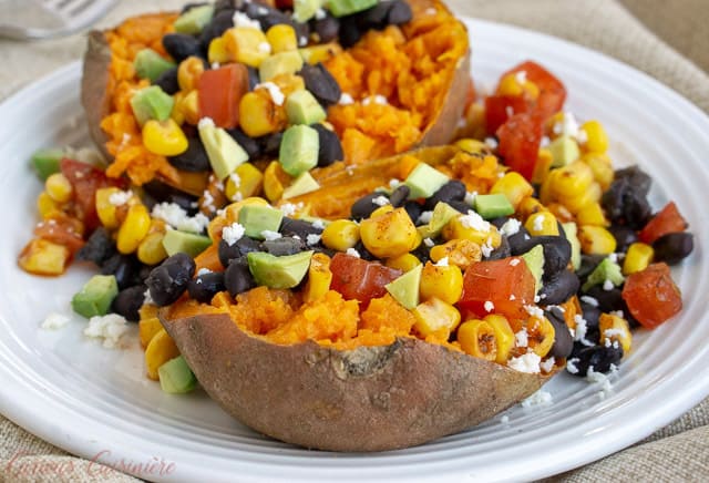 我们的西南酿地瓜充满了自制的玉米莎莎,克索壁画,鳄梨,并在加载烤土豆富含营养物质的扭曲黑豆。|m.jamahire.com.