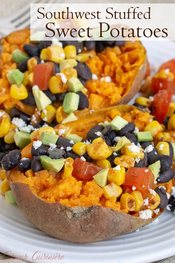 我们的西南酿地瓜充满了自制的玉米莎莎,克索壁画,鳄梨,并在加载烤土豆富含营养物质的扭曲黑豆。#sweetpotatoes #falldinner |m.jamahire.com.