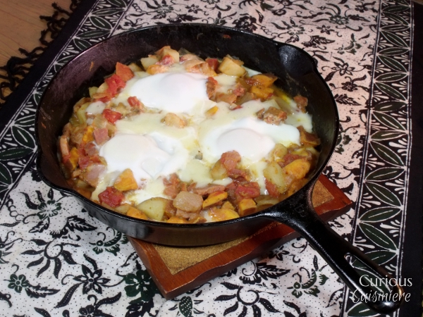 用这款红薯杂碎早餐煎锅来探索红薯的美味一面，用火腿、西红柿、鸡蛋和两种土豆做成。|好奇Cuisiniere