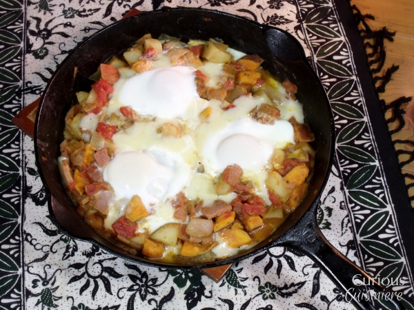 用这款红薯杂碎早餐煎锅来探索红薯的美味一面，用火腿、西红柿、鸡蛋和两种土豆做成。|好奇Cuisiniere