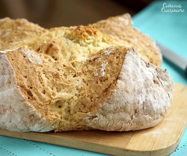 这种传统的爱尔兰苏打面包制作方法简单而丰盛，质地介于酵母面包和饼干之间。它是完美的早餐，或与浓稠而丰盛的爱尔兰炖菜一起食用。| www.CuriousCuisiniere.com