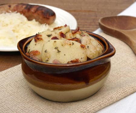 这款巴伐利亚马铃薯沙拉带来了培根和一款温暖的醋酱，将培根和温暖的醋酱鲜美。|m.jamahire.com.