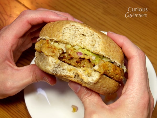 你选择的烧烤酱将把这些烧烤鹰嘴豆汉堡的乐趣和新的方向,给你一个素食汉堡如此美味,你不会错过肉!| www.CuriousCuisiniere.com