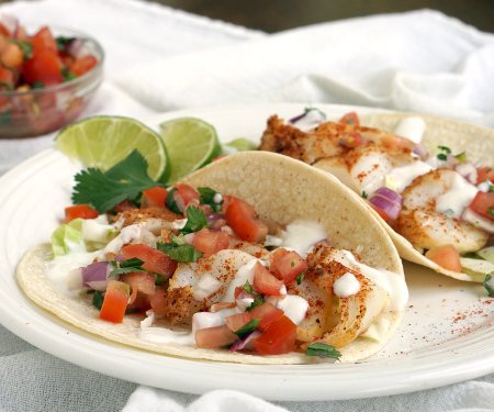 墨西哥鱼肉卷是一道经典的墨西哥菜，已经传到了南加州。这个版本用烤鱼和酸橙汁来做一道明亮的组合!| www.CuriousCuisiniere.com