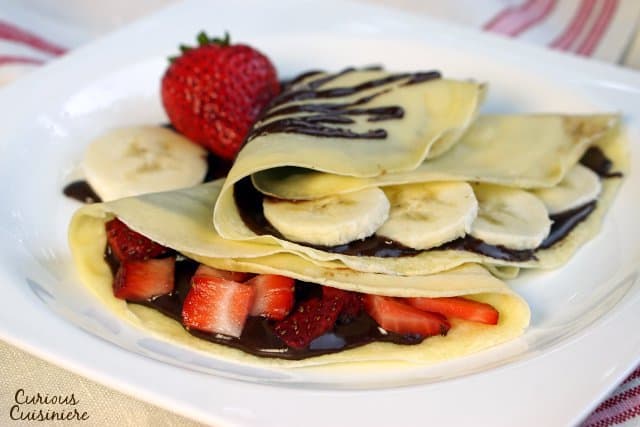 甜的法国可丽饼是完美的，优雅而简单的甜点配方。有时我们把草莓和香蕉作为早餐招待。毕竟它们是煎饼!| www.CuriousCuisiniere.com
