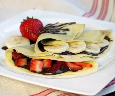 甜的法国可丽饼是完美的，优雅而简单的甜点配方。有时我们把草莓和香蕉作为早餐招待。毕竟它们是煎饼!| www.CuriousCuisiniere.com