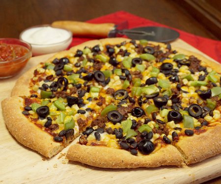 这个玉米披萨饼的食谱是快速和容易做。加载您的墨西哥披萨与您最喜欢的墨西哥灵感浇头为一个简单的工作日晚餐!| www.CuriousCuisiniere.com