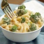 Stovetop Mac和奶酪与西兰花