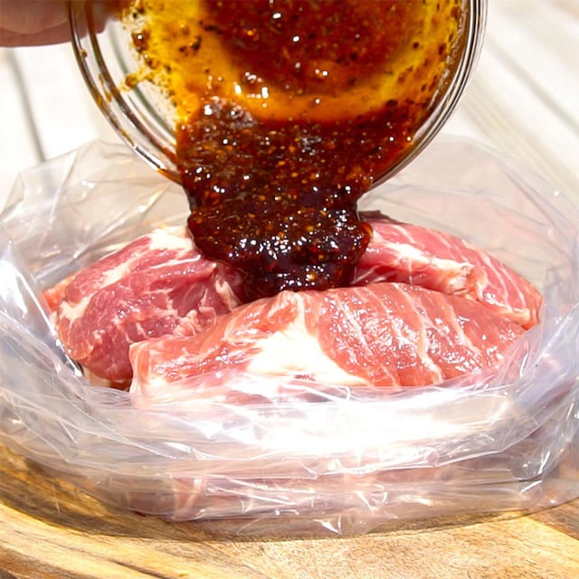 乡村风味的排骨腌料浇在生猪肉上