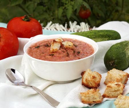 这道冷冻的西班牙汤远不止看起来那么简单。西班牙凉菜汤是一个清新美味的机会，在夏天的碗里服务!| www.CuriousCuisiniere.com