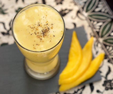 这款清爽的芒果Lassi配方是用新鲜芒果制作传统印度饮料的简单方法。| www.CuriousCuisiniere.com