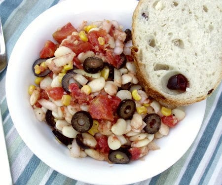 地中海利马豆豆煮玉米是一道融合菜，将利马豆、玉米和地中海香草结合在一起，为经典的豆煮玉米创造出夏季风味。| www.CuriousCuisiniere.com