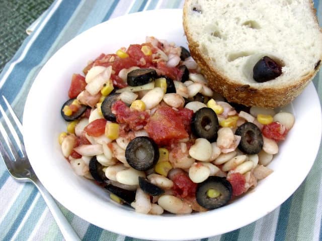 地中海Lima Bean Succotash是一种融合盘，将利马豆和玉米与地中海草药结合在一起，在经典的魔术阶段创造夏令。|m.jamahire.com.