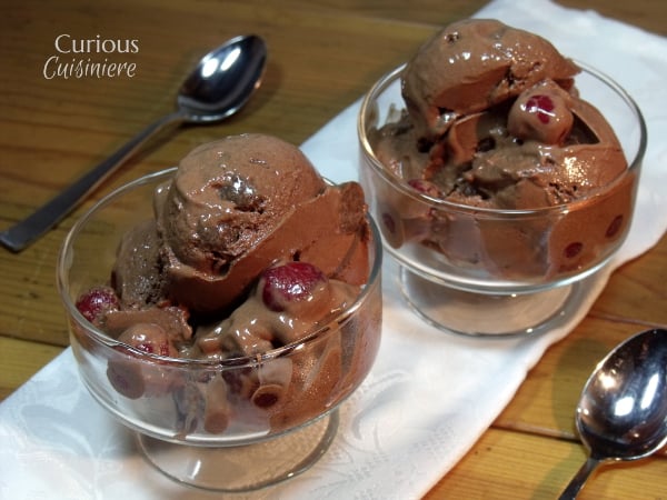 黑暗的巧克力和奶油樱桃在这种黑色森林冰淇淋中唤起了德国黑色森林蛋糕的口味，这是用酸奶制成更轻的。|好奇的烹饪