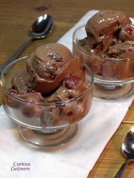 黑暗的巧克力和奶油樱桃在这种黑色森林冰淇淋中唤起了德国黑色森林蛋糕的口味，这是用酸奶制成更轻的。|好奇的烹饪