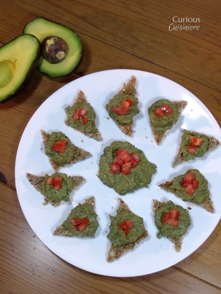 来自Curious Cuisiniere的鳄梨向日葵香蒜酱gydF4y2Ba