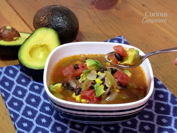 这款墨西哥蔬菜汤使用健康的牛油果来增加营养和奶油质地。我们称它为墨西哥蔬菜通心粉，是一种有趣的融合!gydF4y2Ba