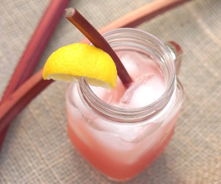 这大黄柠檬水带来了独特的甜和酸扭转清爽的夏季经典饮料。| www.CuriousCuisiniere.com