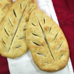 这是意大利佛卡夏面包的法国表兄弟，这种扁平面包最大限度地发挥了脆脆的外皮。