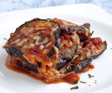 Parmigiana di Melanzane或茄子帕玛森是一个简单而优雅的意大利食谱。我们的这种素食的版本比许多人更轻，包括夏季完美的新草本番茄酱！| www.CuriousCuisiniere.com