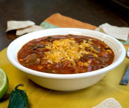 这款慢炖蔬菜玉米卷汤充满了美味的辣椒和丰盛的豆子，是一顿快速的工作日晚餐。| www.CuriousCuisiniere.com