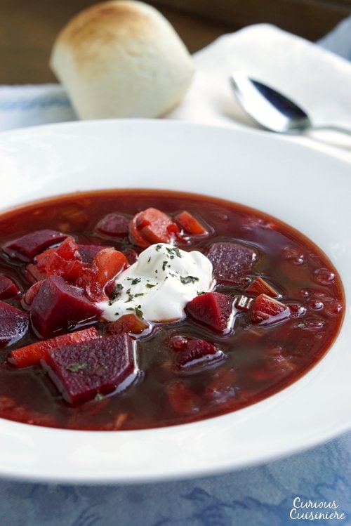 我们的波兰罗宋汤食谱(Barszcz)创造了一种甜菜汤，里面全是蔬菜，有明亮的酸甜味道，这是完美的第一道菜或热餐。| www.CuriousCuisiniere.com