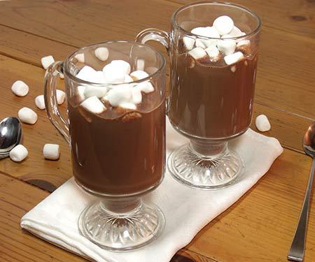 这种浓郁的黑热巧克力配方不适合心脏不好的人。如果你喜欢浓郁的奶油黑巧克力，这款自制的热巧克力就很适合你。| www.CuriousCuisiniere.comgydF4y2Ba