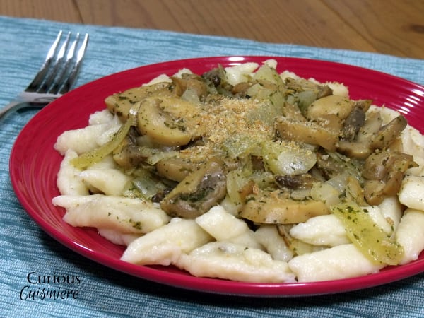 来自Curious Cuisiniere的Kopytka(波兰土豆饺子)gydF4y2Ba