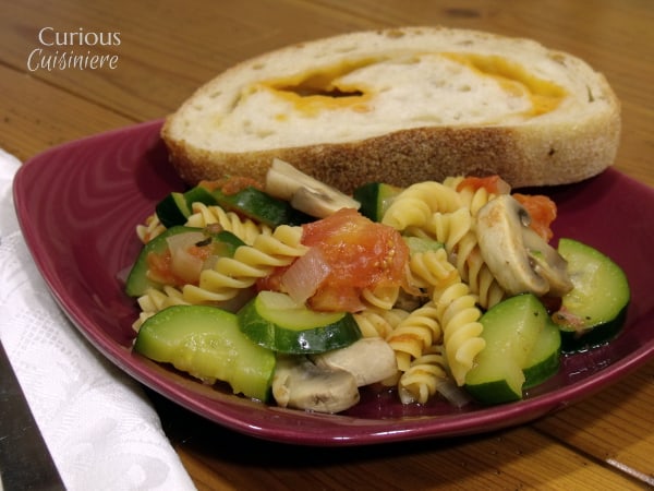 这款素食煎锅夏南尼邮政道,为快速,一锅面食膳食,适用于蔬菜齐全的周末晚餐。|好奇的烹饪G.ydF4y2Ba