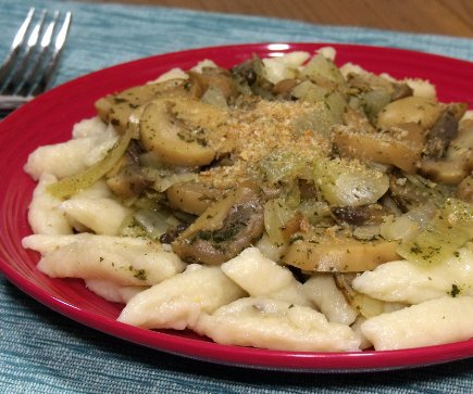 Kopytka是波兰马铃薯饺子，可以被称为波兰版的意大利饺子。除了配料外，这两道菜在其他方面都很相似。| www.CuriousCuisiniere.com