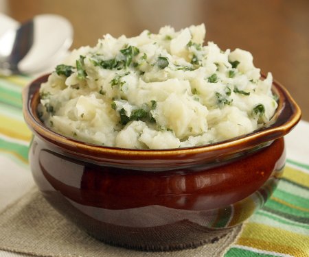 爱尔兰科尔坎将土豆泥与美味的洋葱和营养丰富的卷心菜一起提升到了一个全新的水平。这些爱尔兰土豆泥是在你的饭里偷偷加点蔬菜的完美方式!| www.CuriousCuisiniere.com