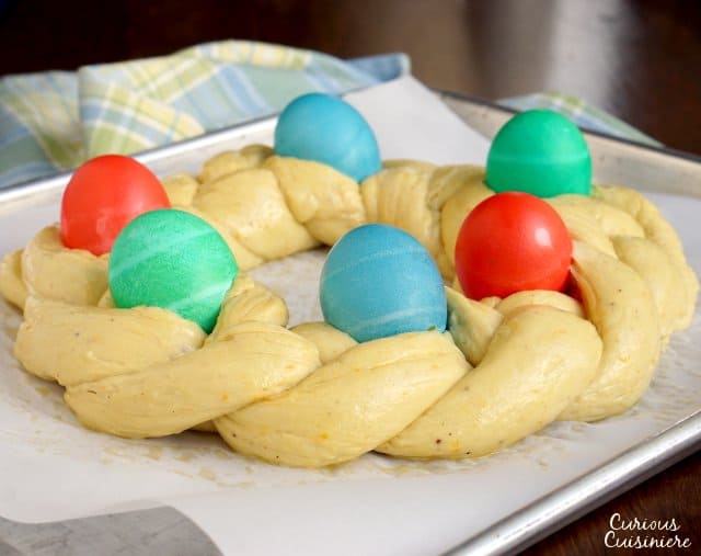 意大利复活节面包(Pane di Pasqua),呈环形编织状,准备放入烤箱。| www.CuriousCuisiniere.com