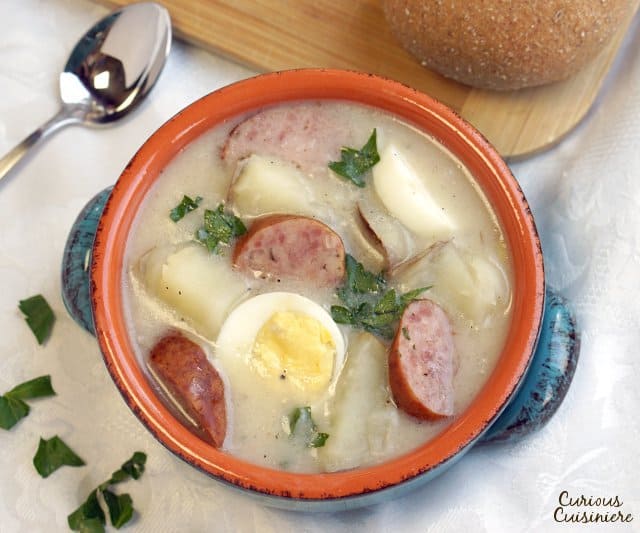 白罗宋汤是一种美味的波兰复活节汤，里面充满了具有宗教象征意义的配料。| www.CuriousCuisiniere.com