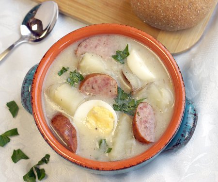 白色罗宋汤是一种鲜美波兰复活节汤，充满了携带宗教象征的成分。| www.CuriousCuisiniere.com