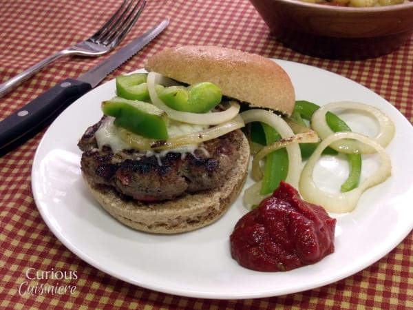 意大利香料牛肉和所有你最喜欢的披萨浇头,让这个披萨汉堡的配方在每一口中都是这个世界之外的融合!|好奇CuisineiregydF4y2Ba