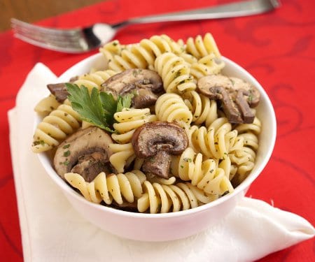 醋汁使蘑菇面食沙拉有一种明亮而朴实的味道。热的或冷的都可以，以适应这个季节。|好奇Cuisiniere
