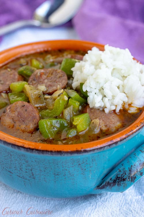 这款Cajun Gumbo与Andouille香肠的食谱是丰盛和舒适。为Louisiana Bayou的温暖和满足品味提供米饭。|m.jamahire.com.GydF4y2Ba